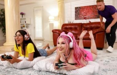 Lily Lou, Van Wylde - Hot Gamer Craves Freeuse Anal